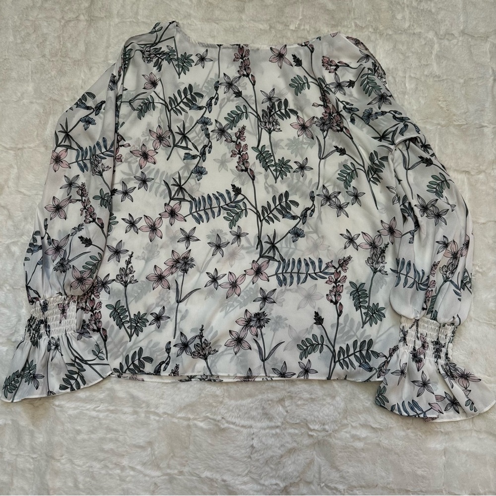 Vince Camuto Cold Shoulder White Floral Blouse Top Size XS Gathered at Wrist NEW - Picture 15 of 16